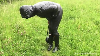 wifey in Hunter wellies and leather leggings (video via smartphone)