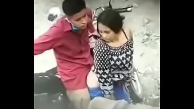 فتاة مصرية تمارس الجنس هي و صديقها في الشارع